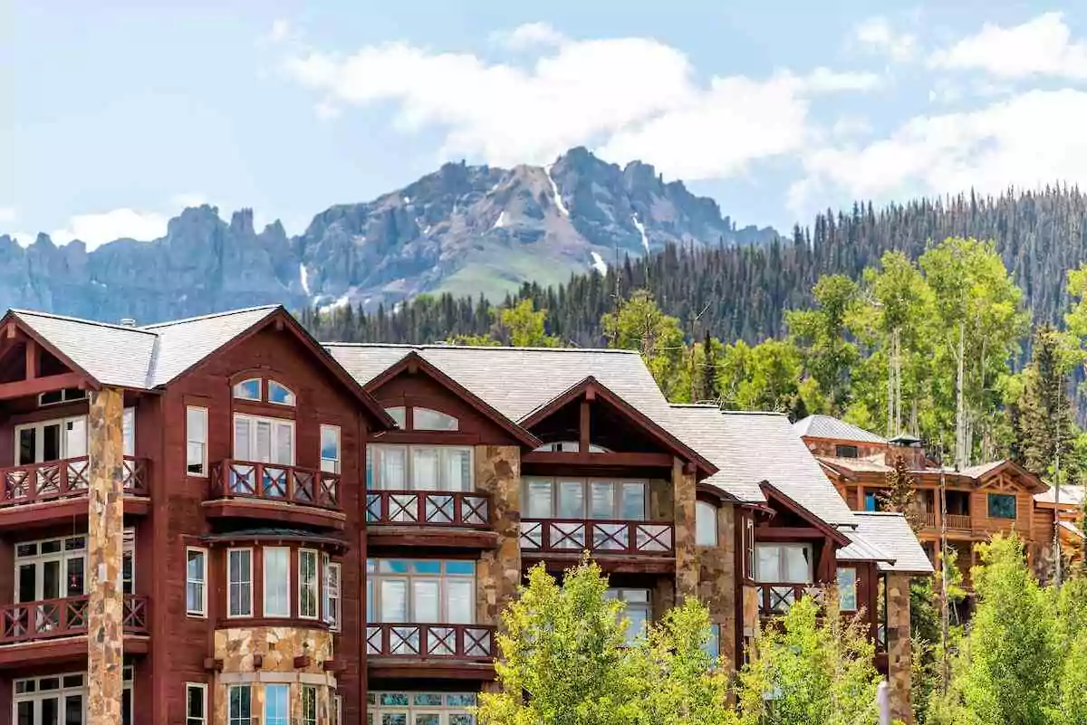 Beautiful-resort-with-a-view-of-the-mountains.jpg