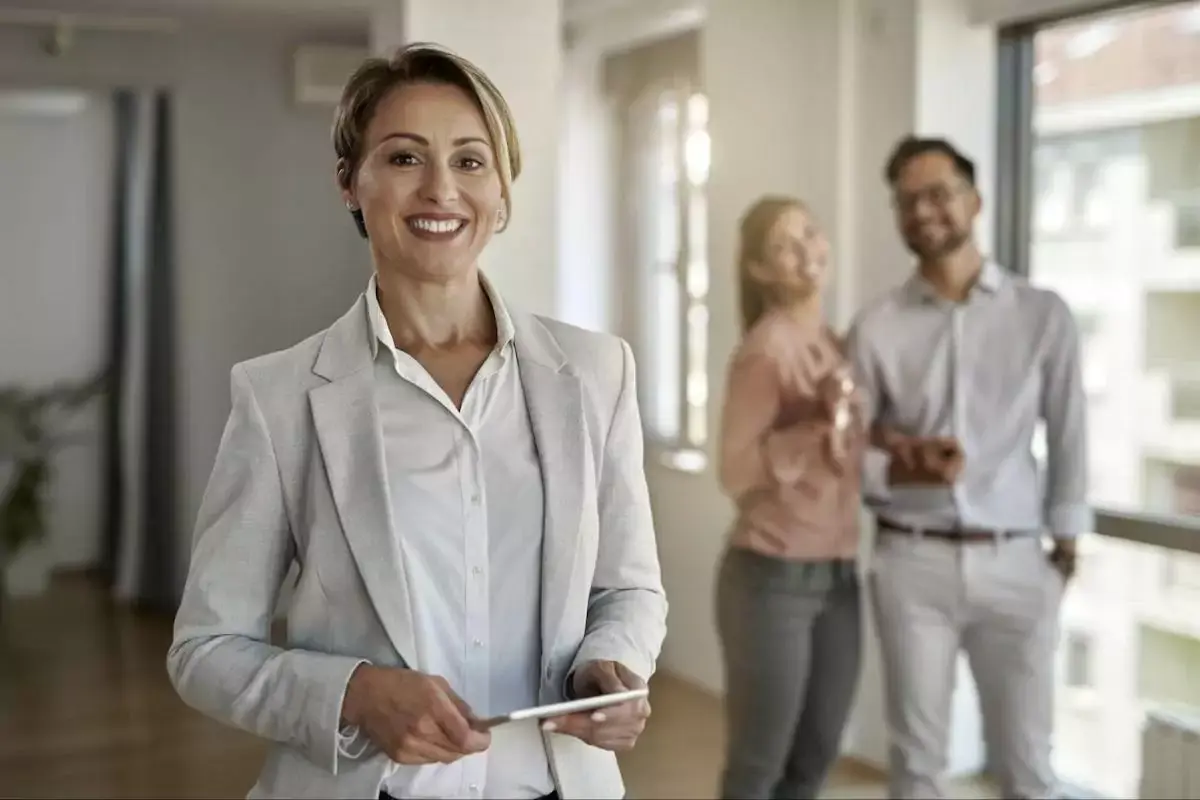 Realtor-shows-property.jpg
