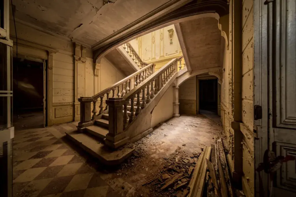 abandoned-resort-building-1024x684.jpeg