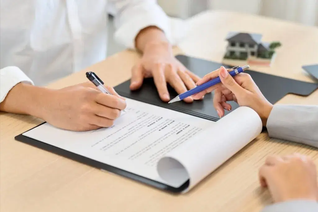 client-signing-a-contract-1024x683.jpeg