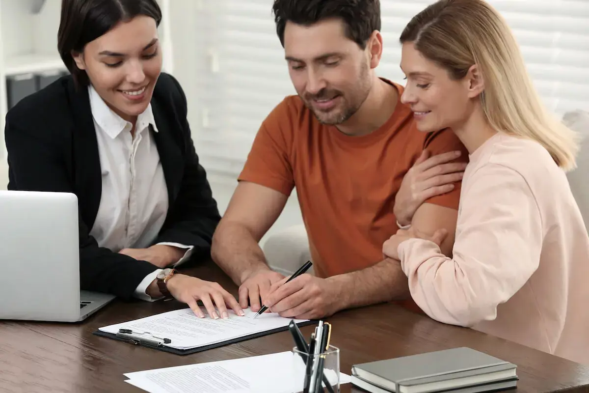 couple-signing-a-contract.jpeg (2)