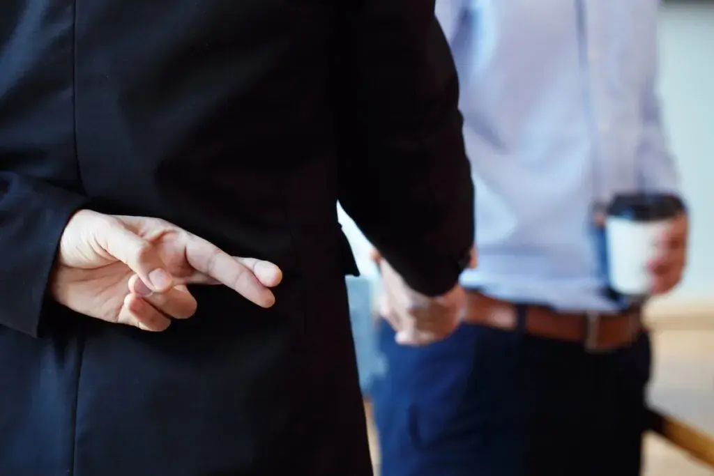 entrepreneur-crossing-his-fingers-behind-his-back-1024x683.jpeg (1)