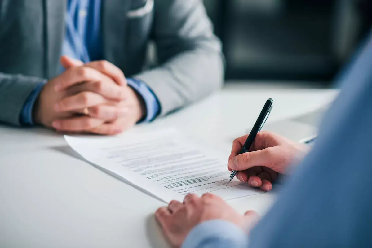 entrepreneur-signing-a-contract.jpeg (1)