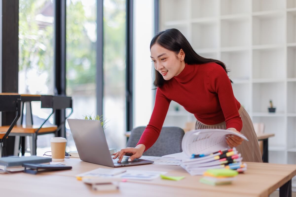 entrepreneur-using-a-laptop