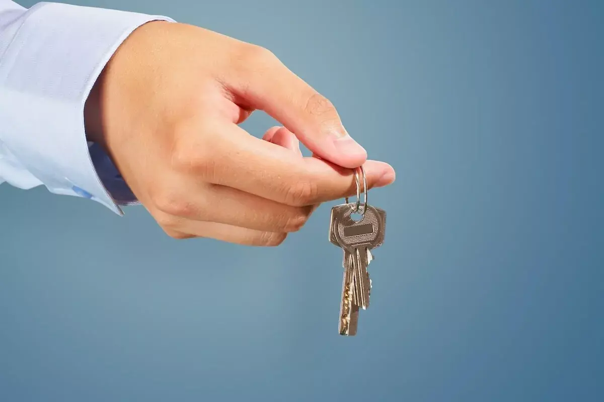 hand-showing-some-keys.jpeg