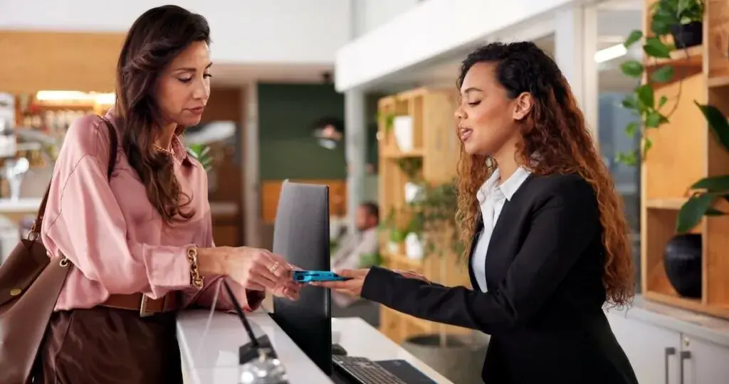 woman-using-her-credit-card-to-pay-1024x540.jpeg