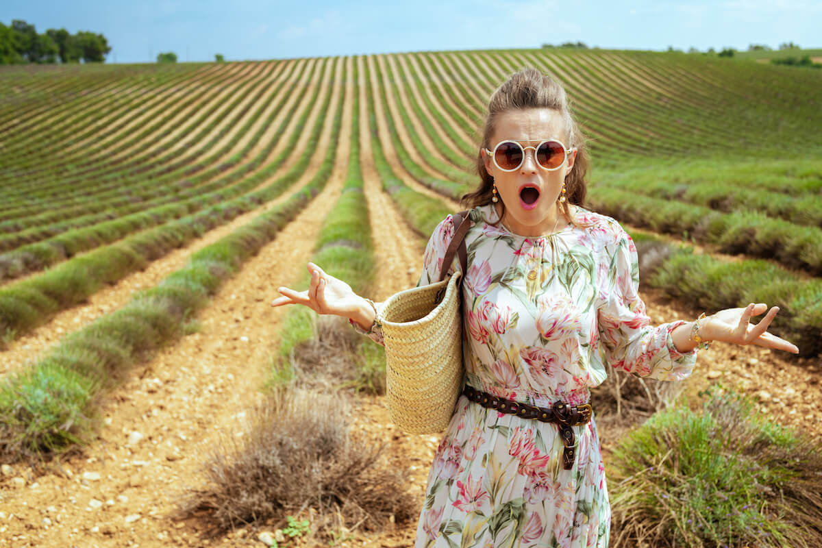 I want to buy a timeshare: A confused woman stands in a field