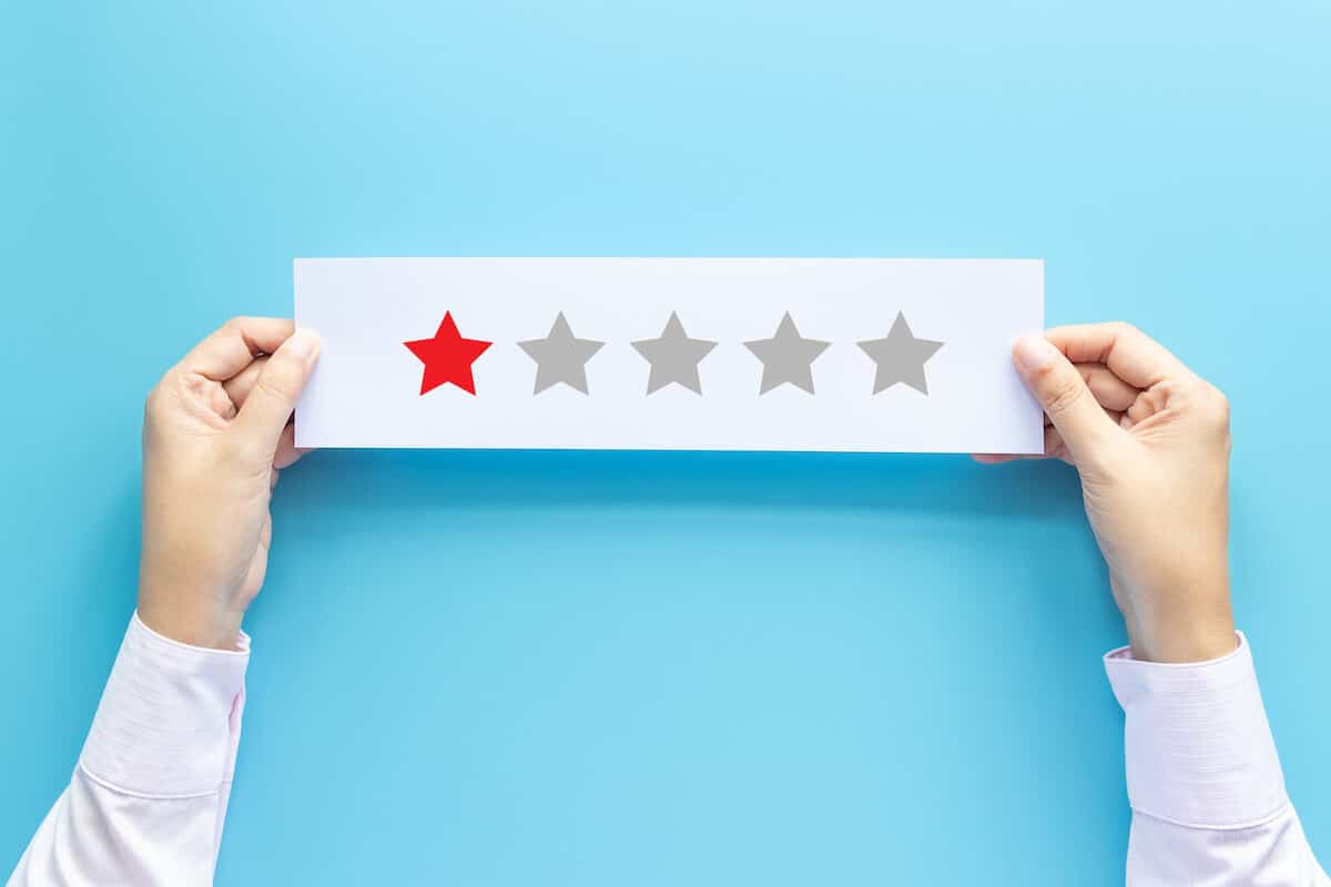 Person holding a paper with a 1 out of 5 stars