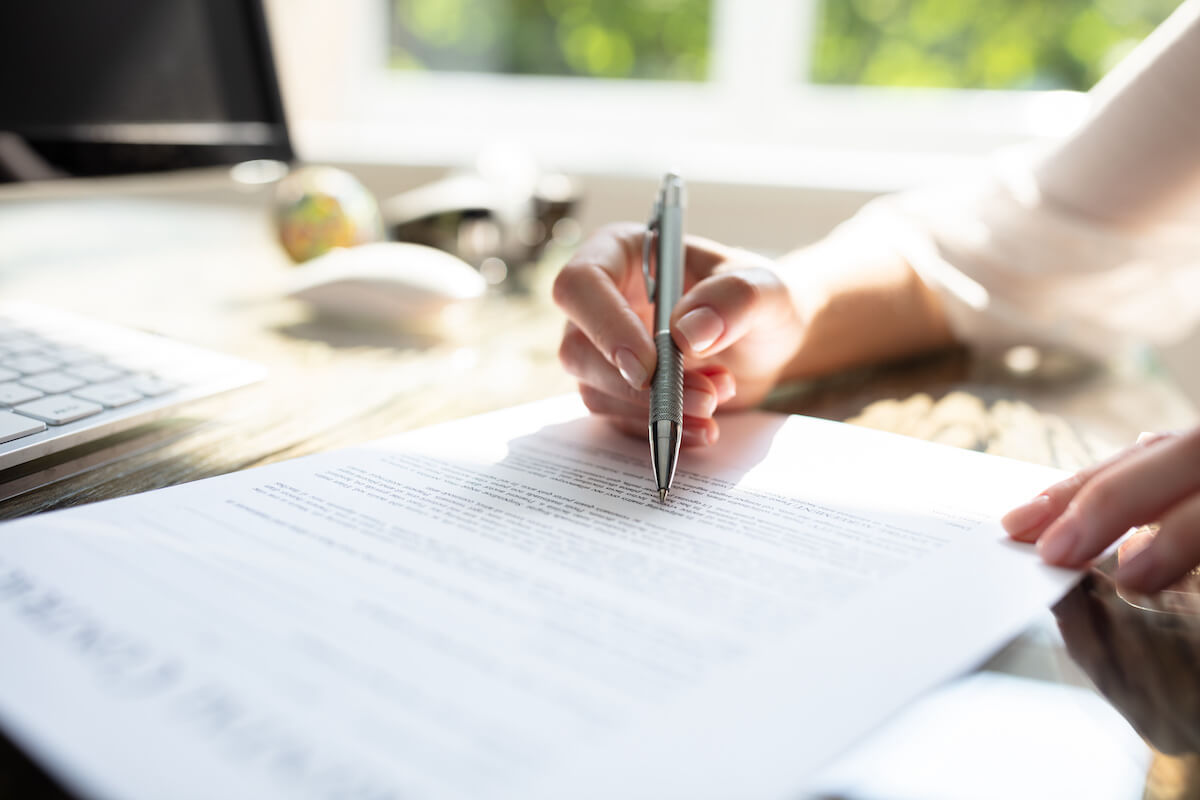 How does a timeshare work: person signing a contract
