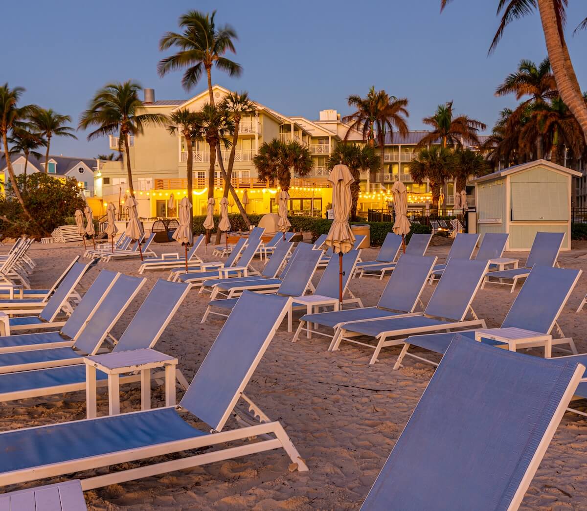 Hilton Grand Bluegreen: beach chairs by the beach