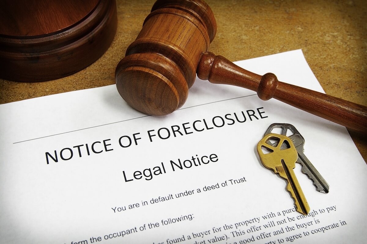 What is the best way to exit a timeshare: Notice of Foreclosure document, 2 keys, and a gavel on a table