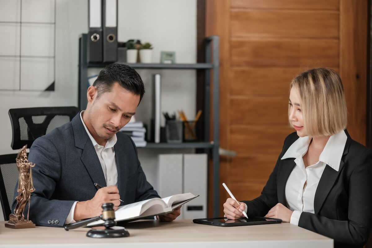 Client talking to his lawyer